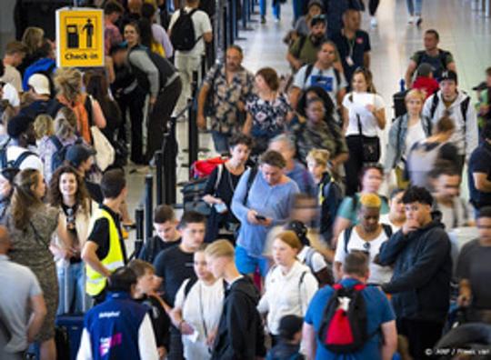 Gemiste vluchten en lange rijen door drukte op Schiphol