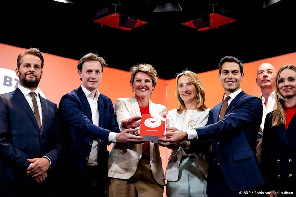 Tentoonstelling van boekenpetitie tegen 21% btw in Tweede Kamer