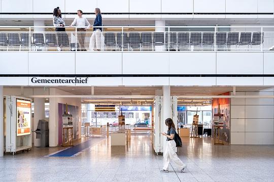 Bijzondere tentoonstelling over 'De Idiotenschool’ in Atrium van stadhuis in Den Haag