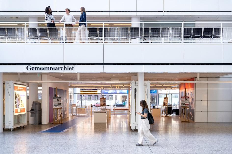 Bijzondere tentoonstelling over 'De Idiotenschool’ in Atrium van stadhuis in Den Haag