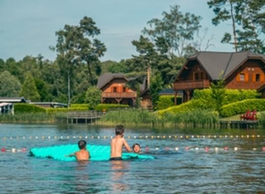 Vanwege het mooie weer blijven veel gezinnen in Nederland in de zomer 