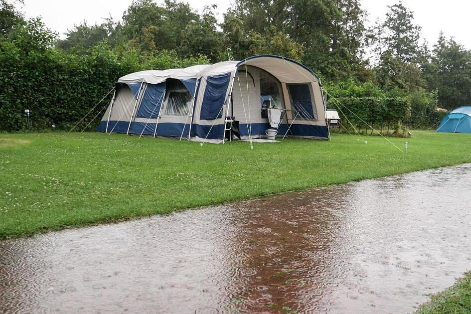 Door kletsnatte weken staan campingeigenaren nog letterlijk met voeten in modder