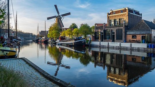 Subsidie voor duurzaam toerisme in Zuid-Holland geopend / Foto: "Museumhaven / Turfsingel - Gouda met o.a. molen "de Roode Leeuw" - Rijksmonument" door Frans Berkelaar