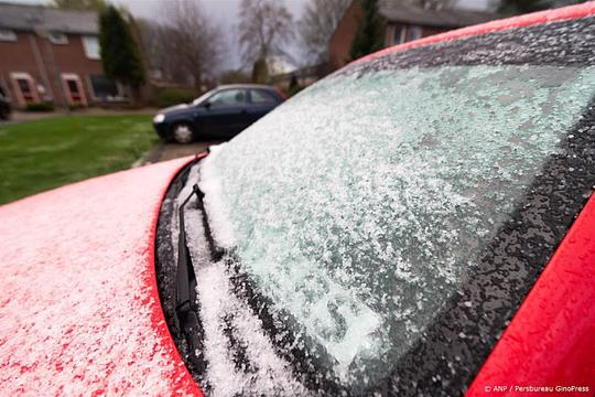 besneeuwde auto voorruit