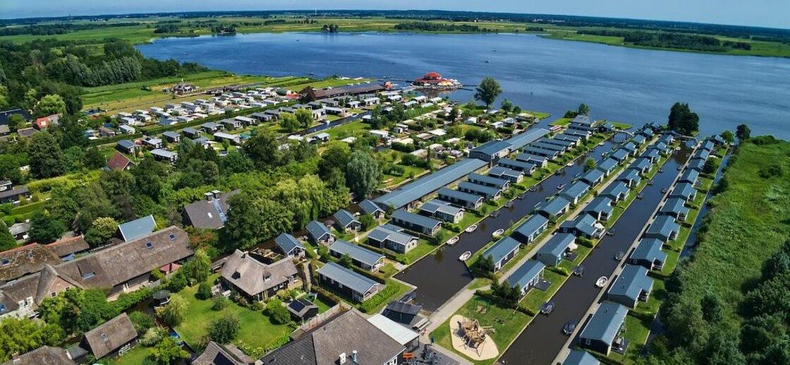 Ook in Noord-Holland zijn campingeigenaren bang voor ‘onbetaalbare vakanties’ / Foto: "Binnenpad 47B Giethoorn - Vakantiepark Giethoorn (2)" door Eef NL