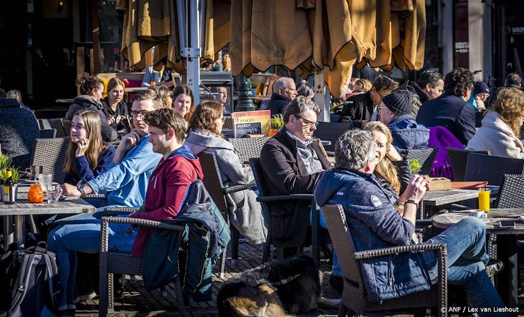 mensen buiten op het terras