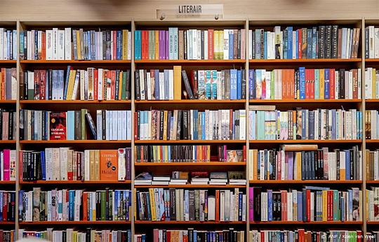 Boekenkast gevuld met boeken in winkel of bibliotheek