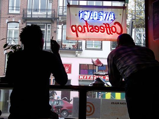 Exploitatievergunningen voor coffeeshops kunnen wel tijdelijk worden verleend / Foto: "coffeeshop Amsterdam" door Andrij Bulba