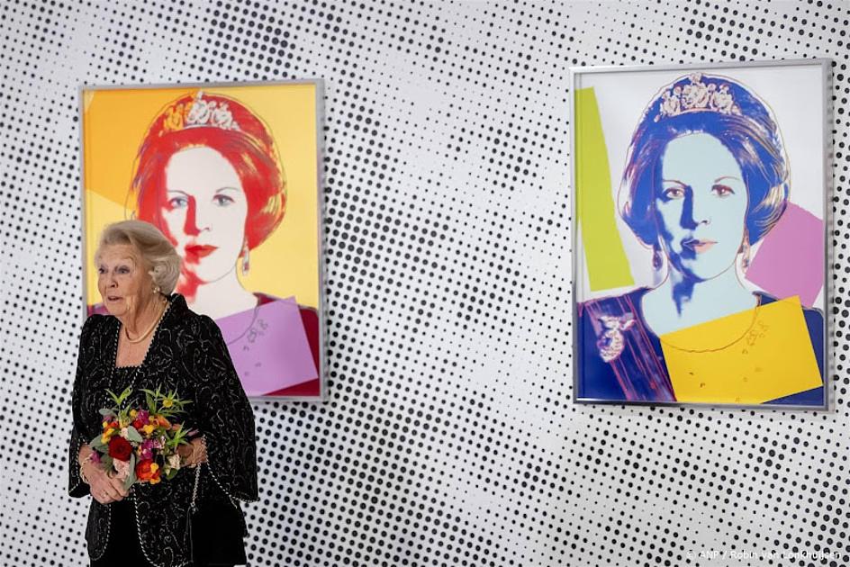 prinses beatrix bij schilderijen van andy warhol