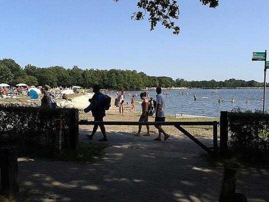 Geen referendum over vakantiepark Het Rutbeek: bouw 250 bungalows kan doorgaan / Foto: "Het Rutbeek tijdens drukke stranddag" door Dscholten123abc