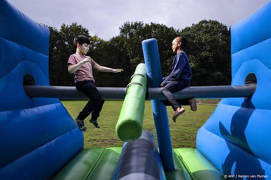 twee kinderen op luchtkussen